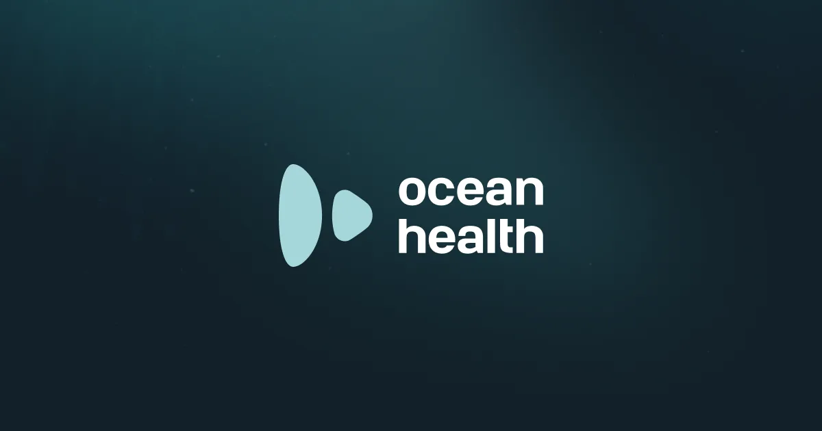 Logotipo da Ocean Health em branco e azul-claro sobre fundo azul-petróleo escuro.